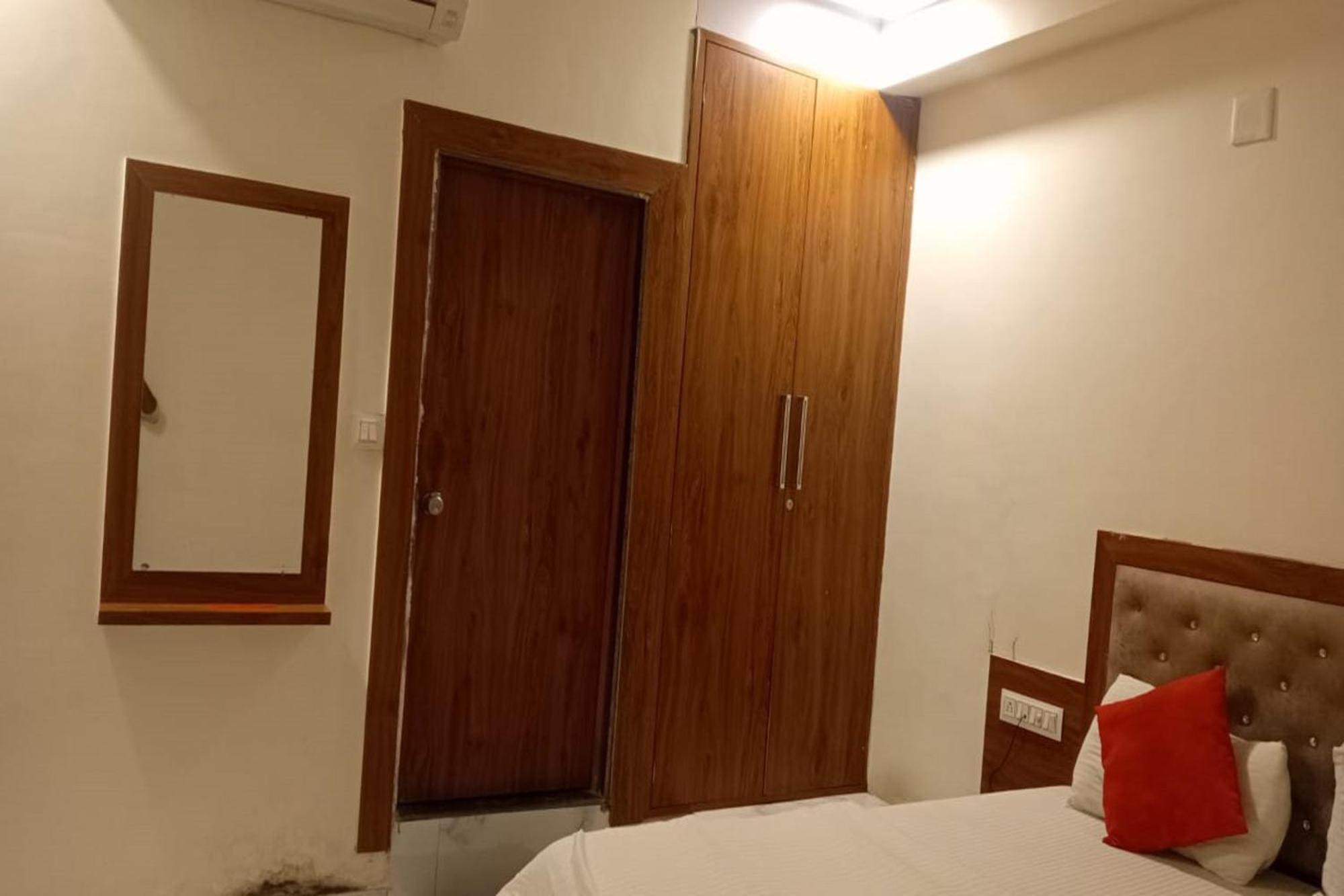 Hotel New Lake View Ahmedabad Buitenkant foto